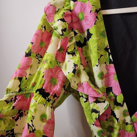WAYF Ruffle Wrap Top Size Large - Fun Pink & Green Floral Tropical Blouse - Picture 5 of 7